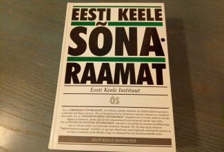 eesti keele sõnaraamat laual